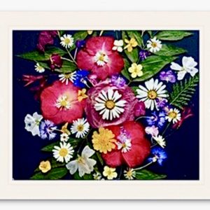 PRESERVED FLOWERS IN TRADITIONAL FRAME